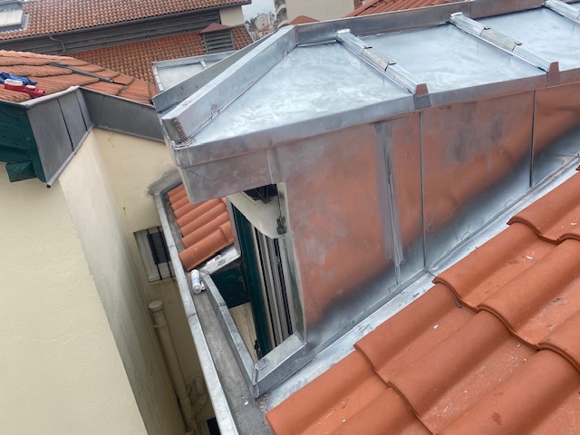 Lucarne entièrement habillée en zinc joint debout