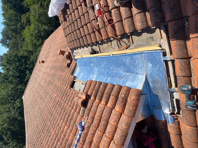 Noue en zinc sur toiture tuiles