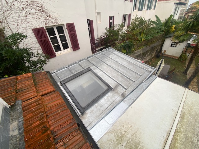 Toiture zinc joint debout et fenêtre de toit sur maison basque