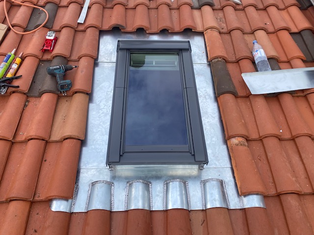 Pose d'une fenêtre de toit, solin zinc en cours