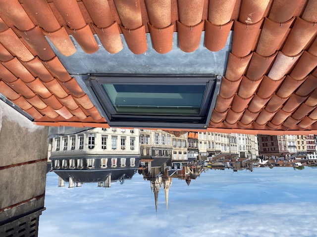 Fenêtre de toit avec vue sur la cathédrale de Bayonne